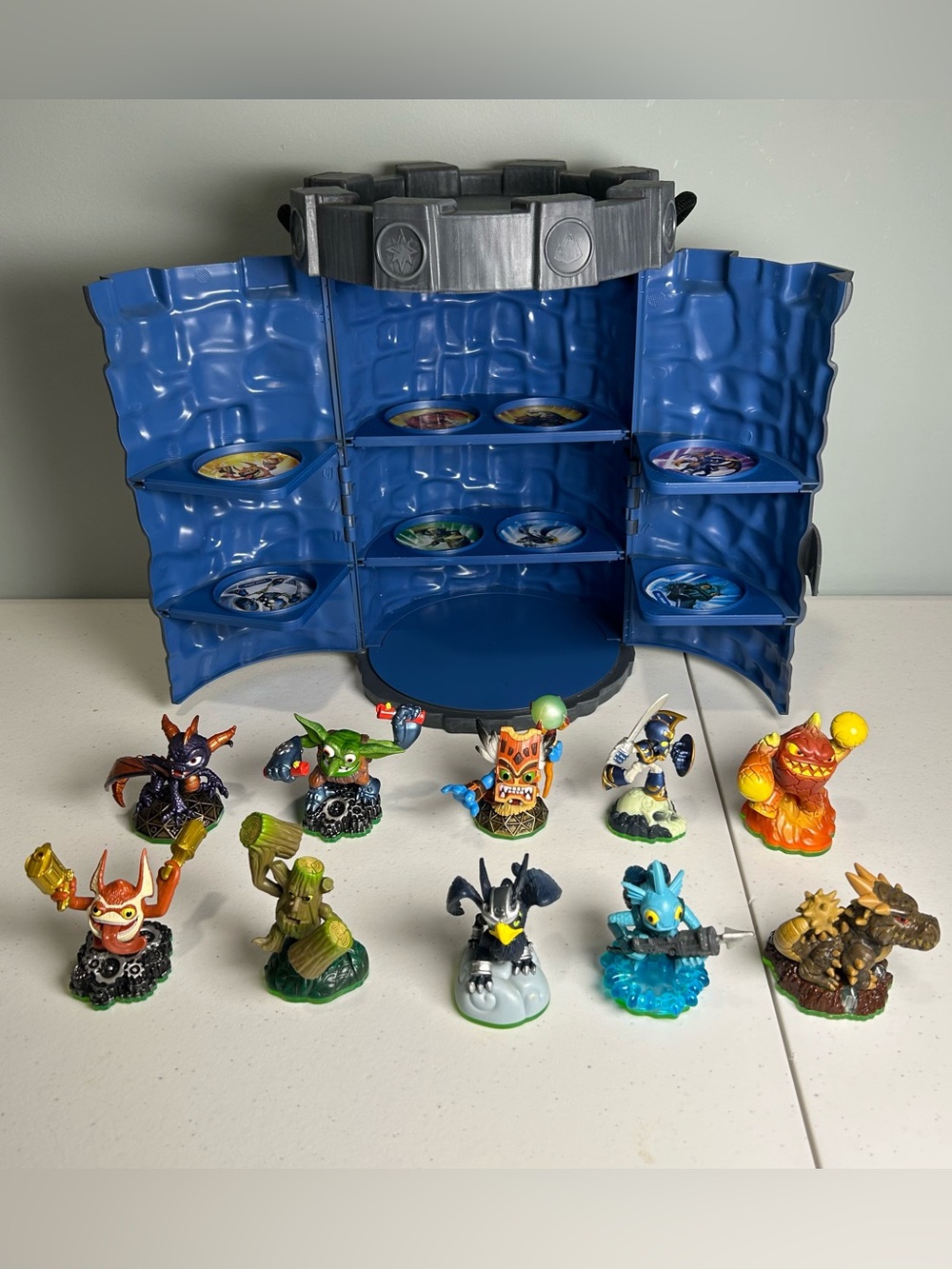 Skylanders Rare Spyro’s Adventure Tower Display Carrying Case & Figures Lot